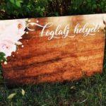 Esküvői dekoráció - Foglalj helyet tábla