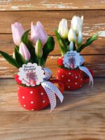 Nőnapi ajándék: pöttyös bögre tulipánokkal