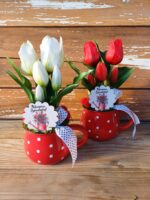 Nőnapi ajándék: pöttyös bögre tulipánokkal