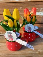 Nőnapi ajándék: pöttyös bögre tulipánokkal