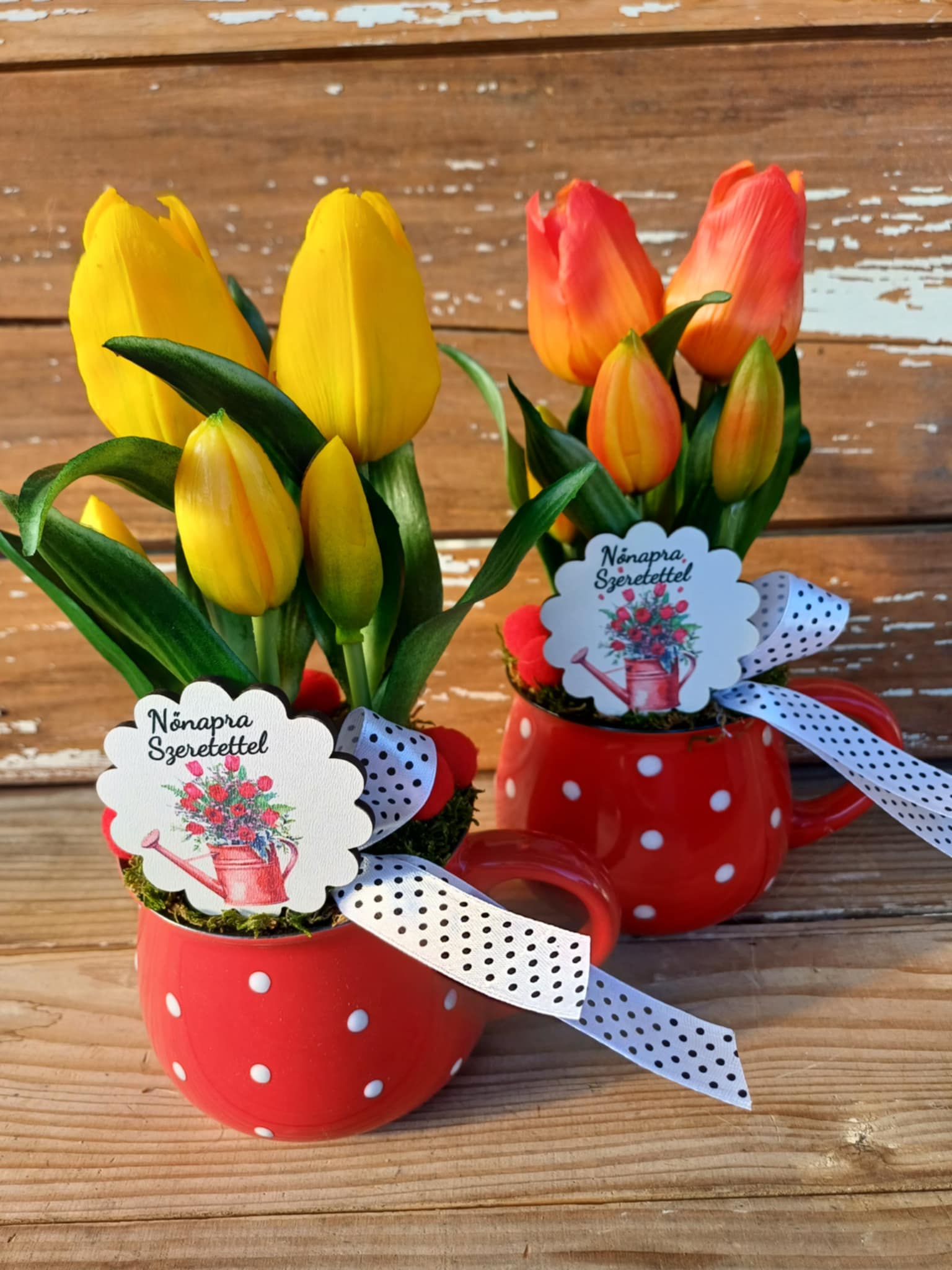 Nőnapi ajándék: pöttyös bögre tulipánokkal Nőnapi ajándék: pöttyös bögre tulipánokkal