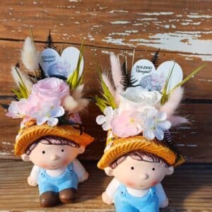 Nőnapi ajándék: örökrózsás porcelán kisfiú figura