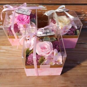 Nőnapi ajándék: örökrózsa akril dobozban
