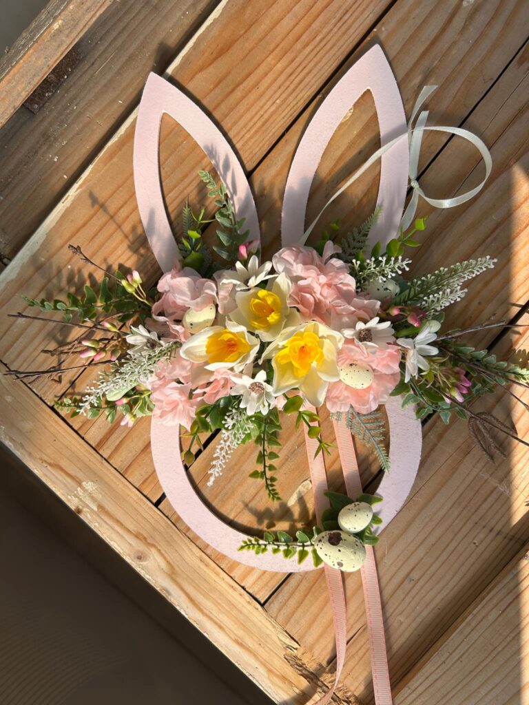 Tavaszi dekoráció: nyuszifüles keret virágokkal