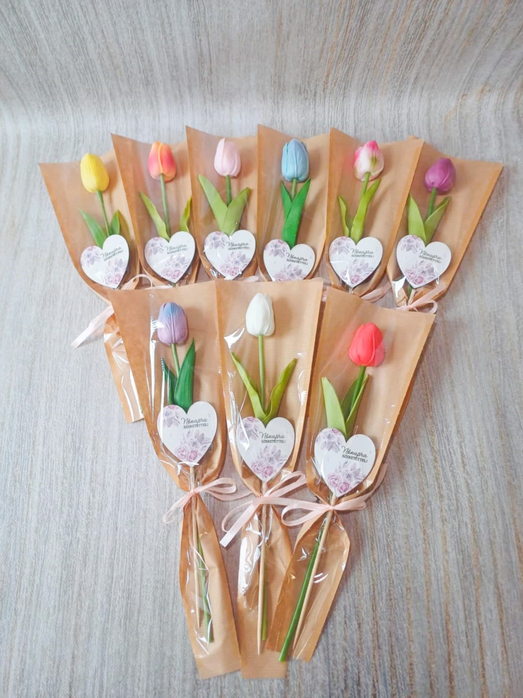 maradandó nőnapi ajándék élethű tulipán celofánban